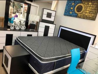 I'm selling a bedroom set. Ask for price. 