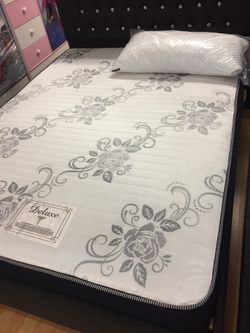 Deluxe brand queen size set mattress and Boxspring only
