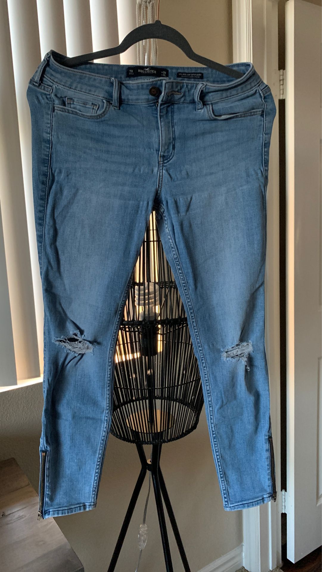 Hollister size 7R
