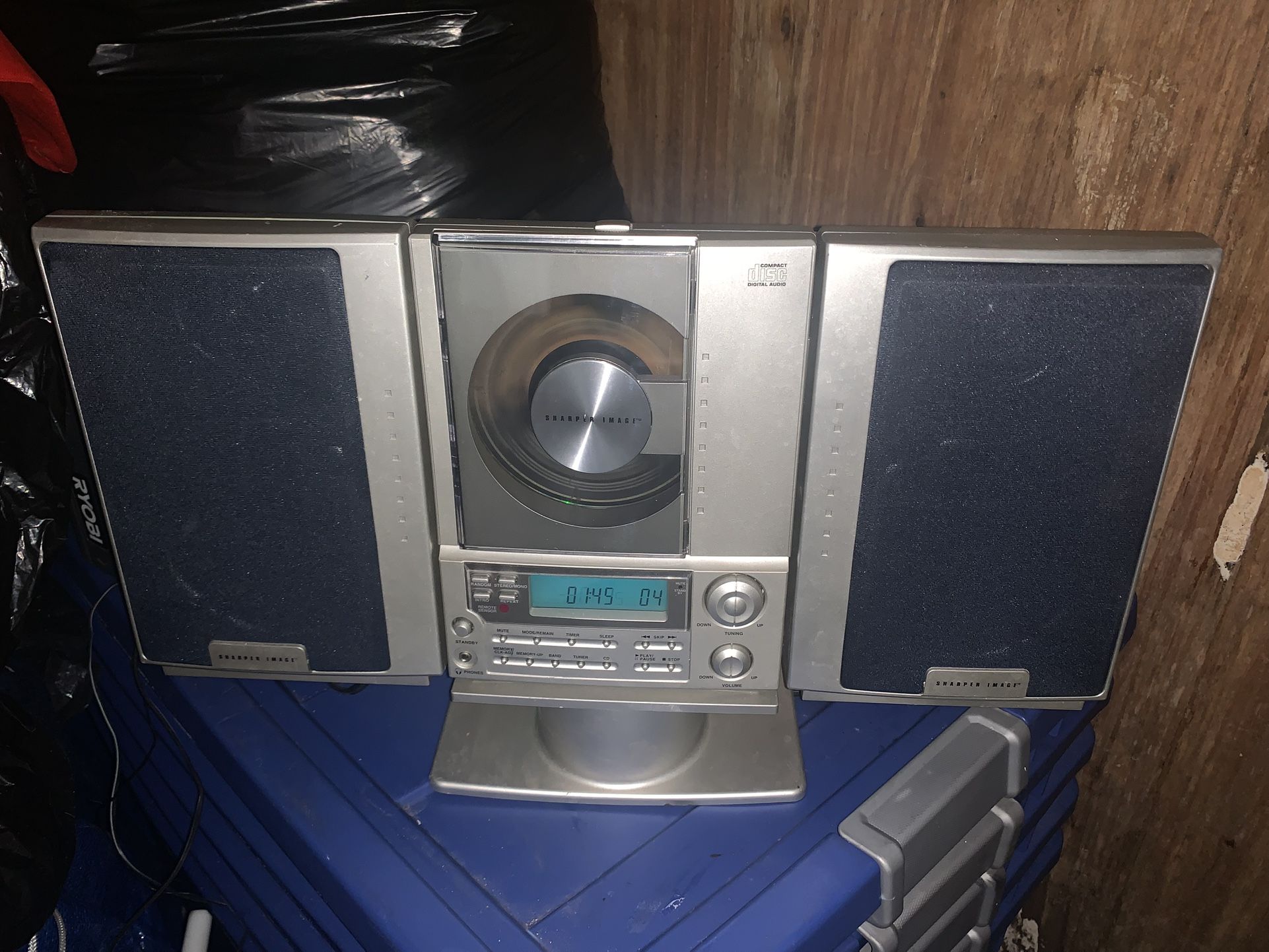 SHARPER IMAGE SO226 Vertical CD Player AM/FM Stereo