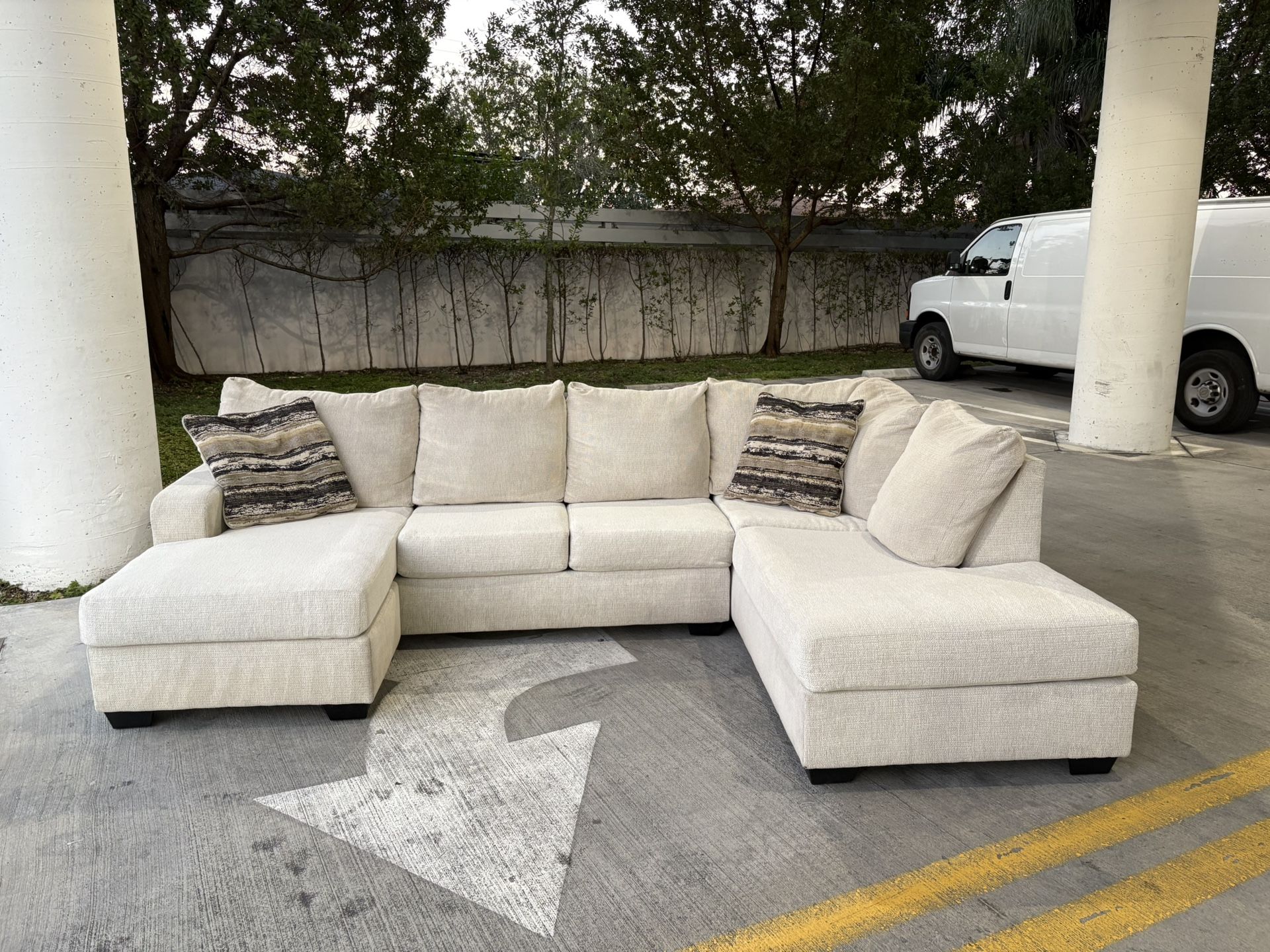 Sectional Sofa !!! Great Condition
