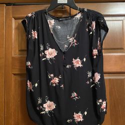 Women’s Black Floral V-Neck Top; Size Medium