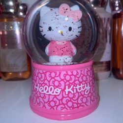 Hello Kitty Snow Globe