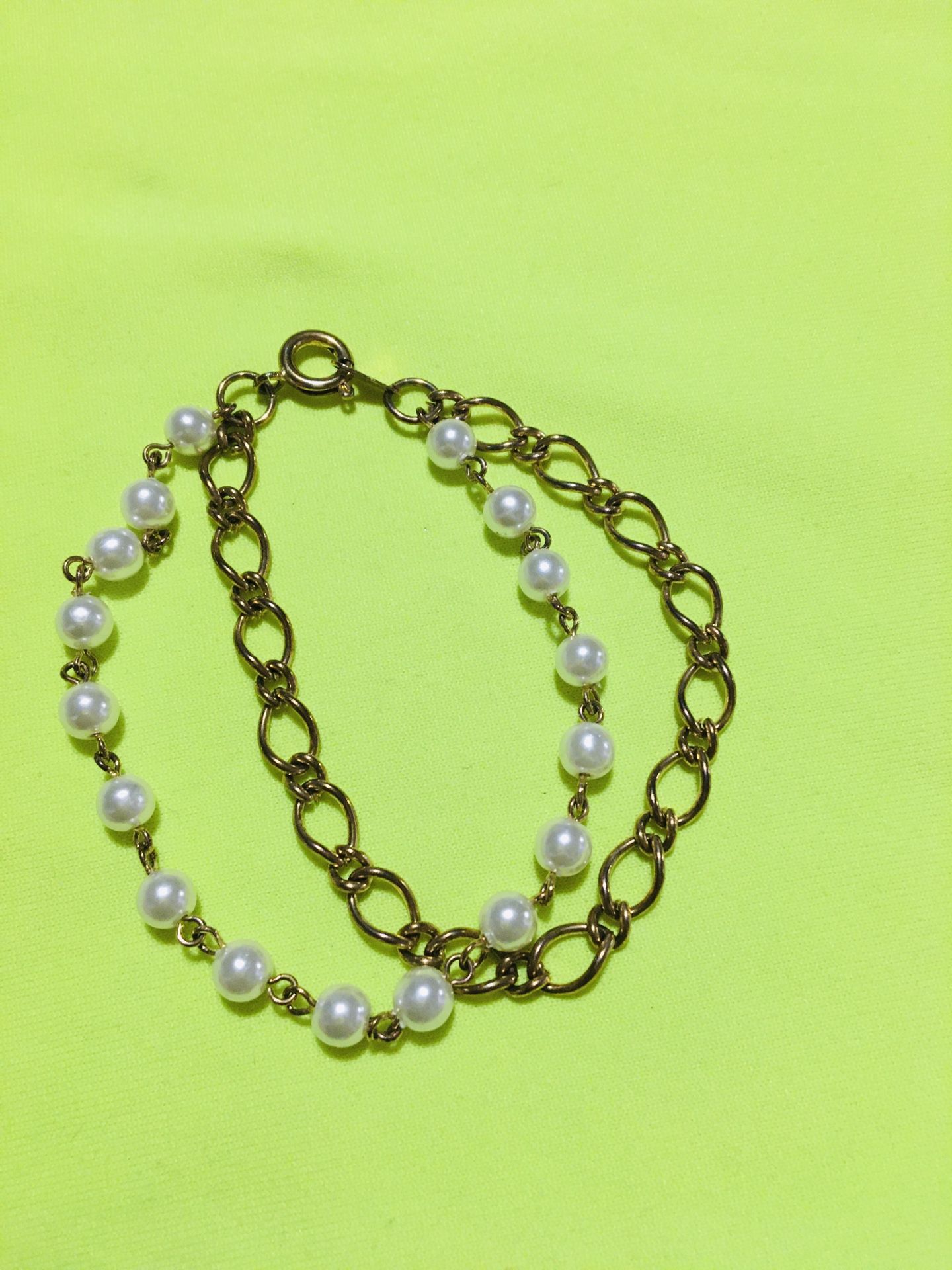 Beautiful pearls Bracelet with gold tone chain