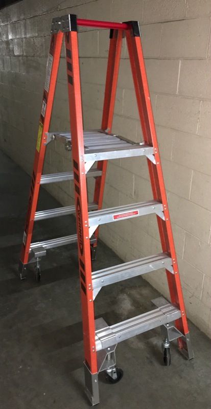 Warner 4 ft Type IA Fiberglass Platform Ladder w/casters (Model #PT7404-4C)