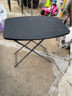 Folding table