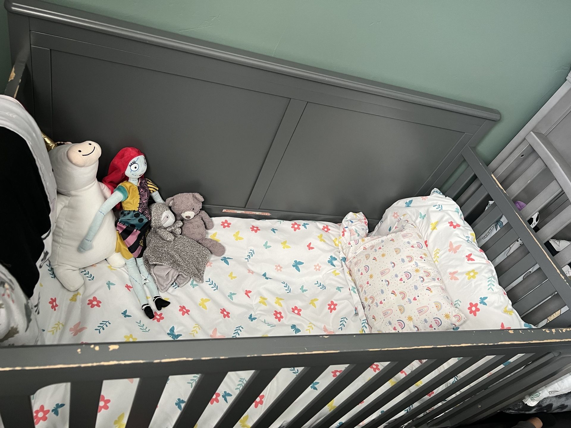 Grey baby crib, great condition with mattress