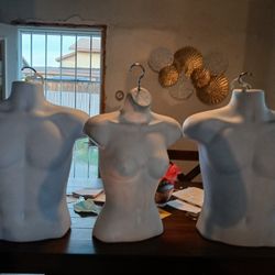 Tres Maniqienes Por $20.00