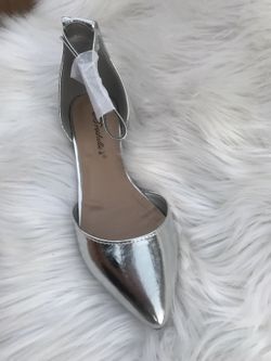 Silver sandal . Size 5 1/2. 6 . 6 1/2 . 7 1/2 . 8 . 8 1/2 . 9 . 10
