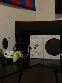 XBOX SERIES S 512GB WITH CONTROLLERS AND HEADSET
