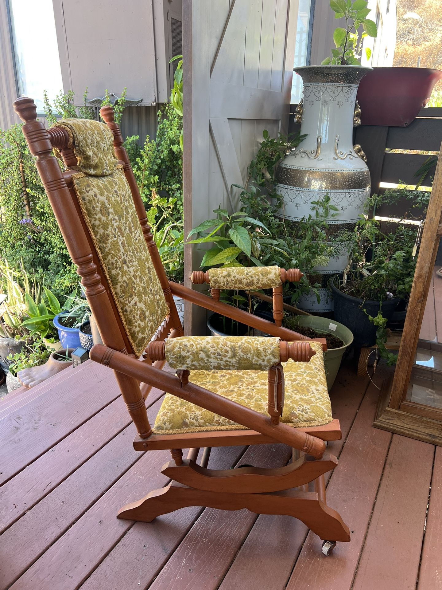 Victorian Era (1800s) Antique Rocking Chair In Absolutely Fantastic Condition !