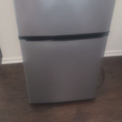 LIKE NEW MINI FRIDGE WORKS EXCELLENT 🧊