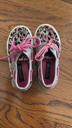 Sperry Top-Sider Bahama boat shoes features a vibrant pink and gray animal print on a canvas upper Girls 8.5