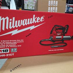 Milwaukee
M18 18V Lithium-Ion Cordless Grease Gun 2-Speed with (1) 1.5Ah Batteries, Charger, Tool Bag