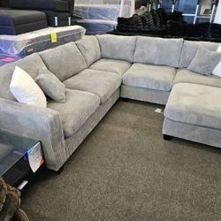 Gray Sectional sofa With Ottoman 