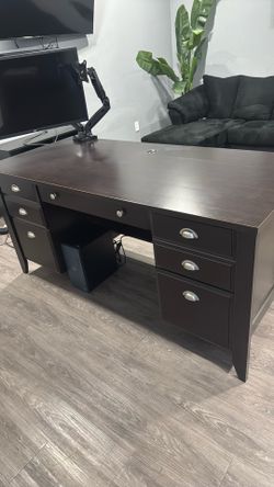 Large desk