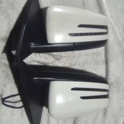 2010-2014 Mercedes C250/300 Side View Mirrors Electric Powered With Accessories Oem.