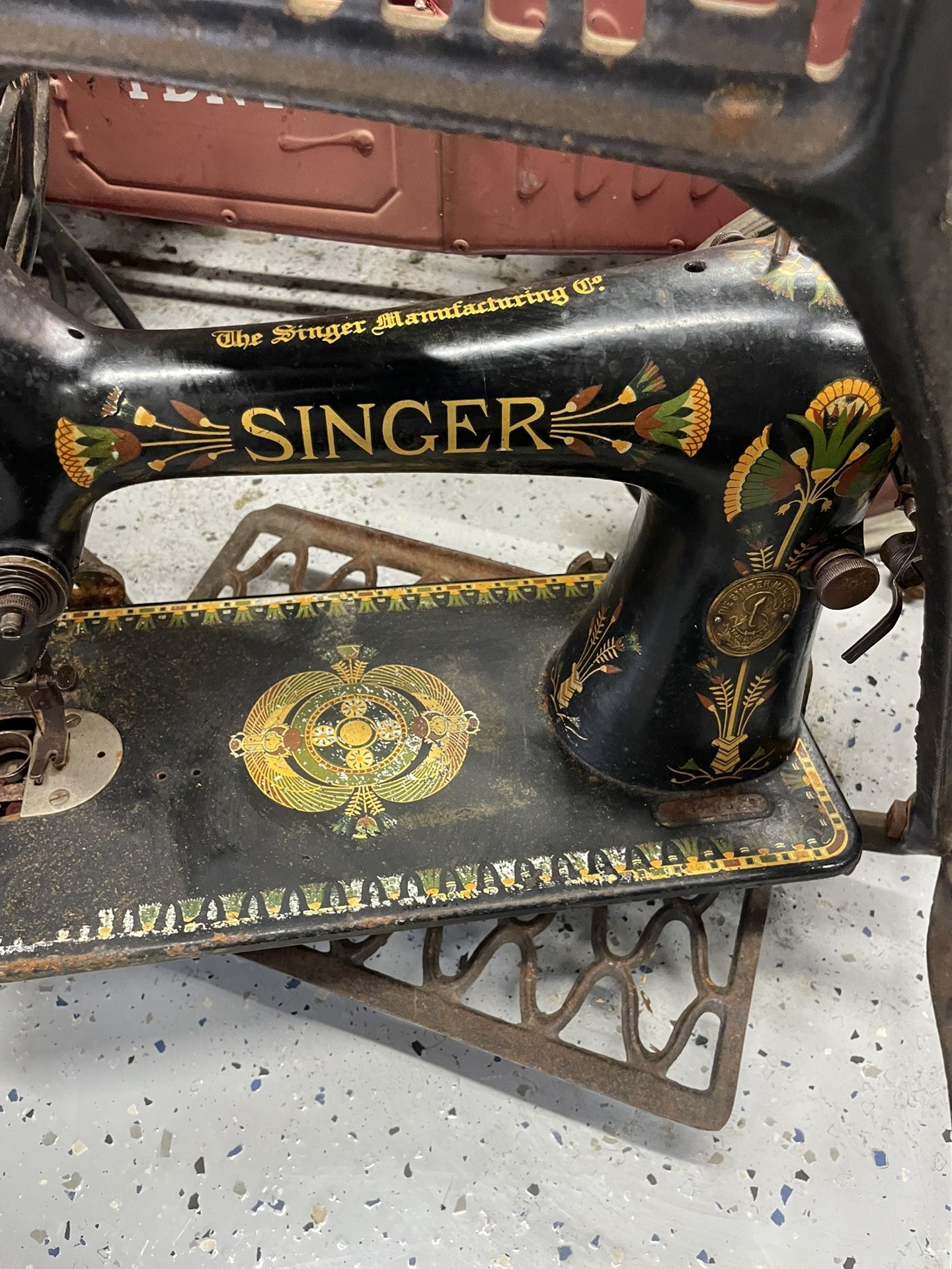 1900s Singer Sewing Machine W/ Cast iron stand