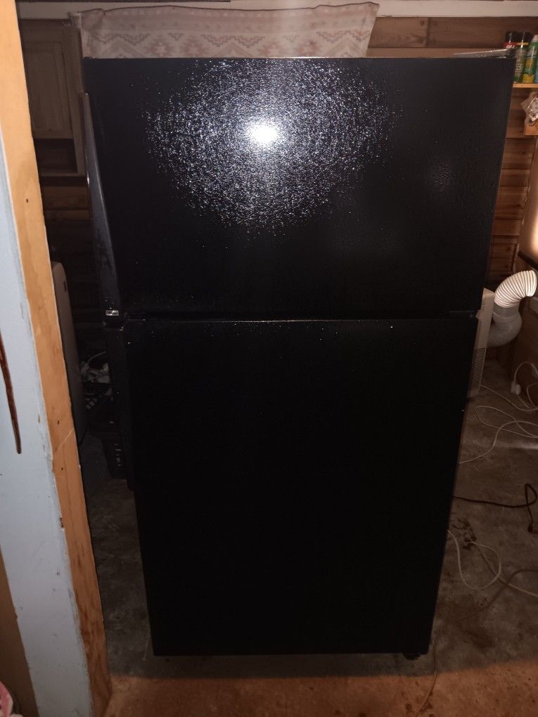 Amana Top Bottom Refrigerator