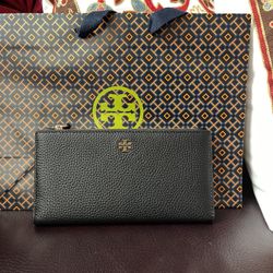 NWT Tory Burch Blake Pebbled Leather Color-Block Slim Wallet. Shopping bag and tissues from TB avail per holiday  Brand: Tory Burch  Condition: New wi