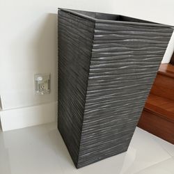 Modern And Sleek Design 13.5 in. x 26 in. Self-Watering Pot, Perfect Condition. 