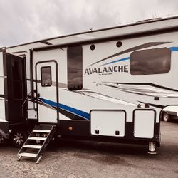 2019 35FT Keystone Avalanche – Triple Slide Luxury Fifth Wheel
