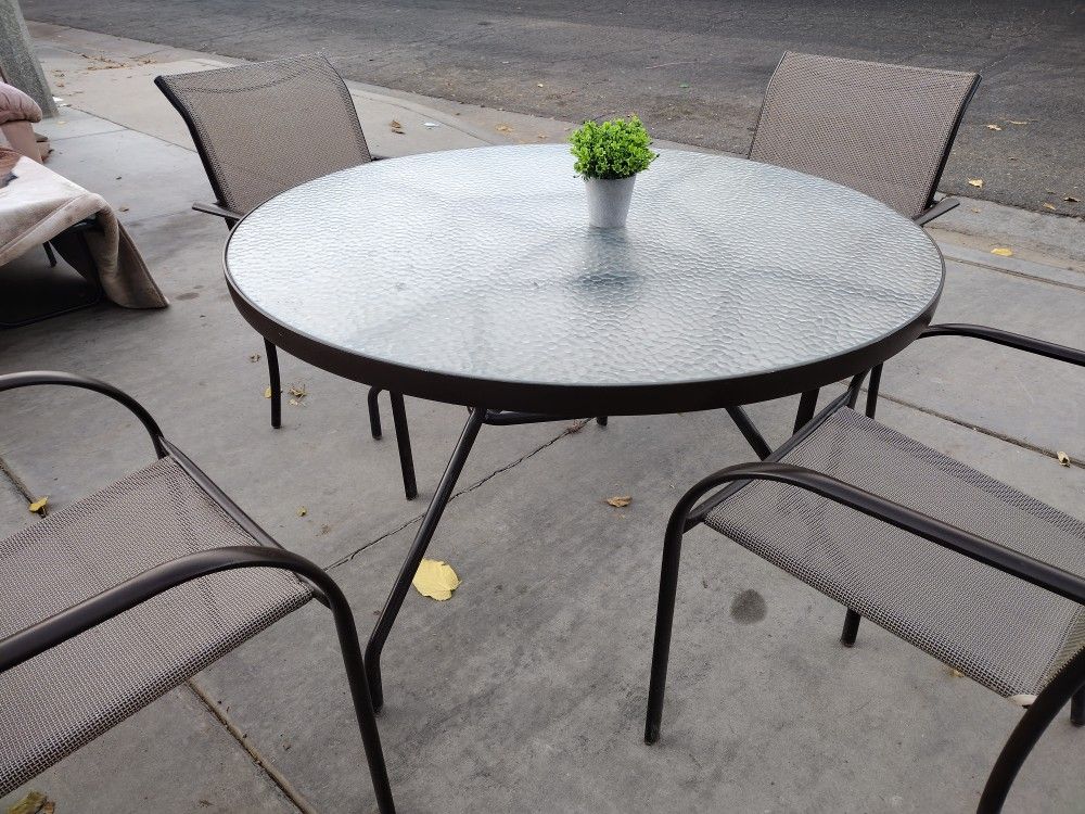 Sporty Looking Patio Set /4 Chairs / Plant