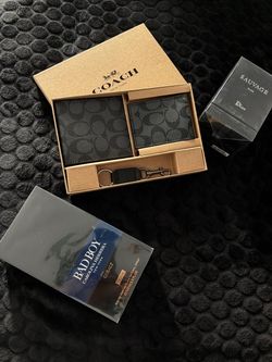 Coach Wallet & Keychain Gift Set