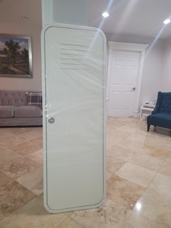 Dos Puertas Una Para Camarote y Otra Para el Bano