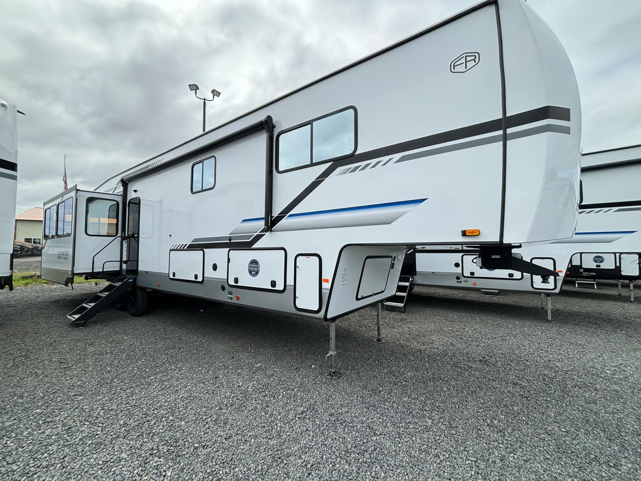 2025 FOREST RIVER CHEROKEE ARCTIC WOLF 3650 SUITE
