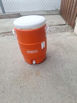 IGLOO 5 gal water dispenser