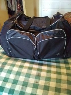 Duffle bag w 4 pockets (2 on front and 1 on each side)