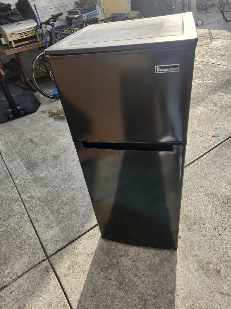 Magic Chef 4.5Ft Refrigerator 
