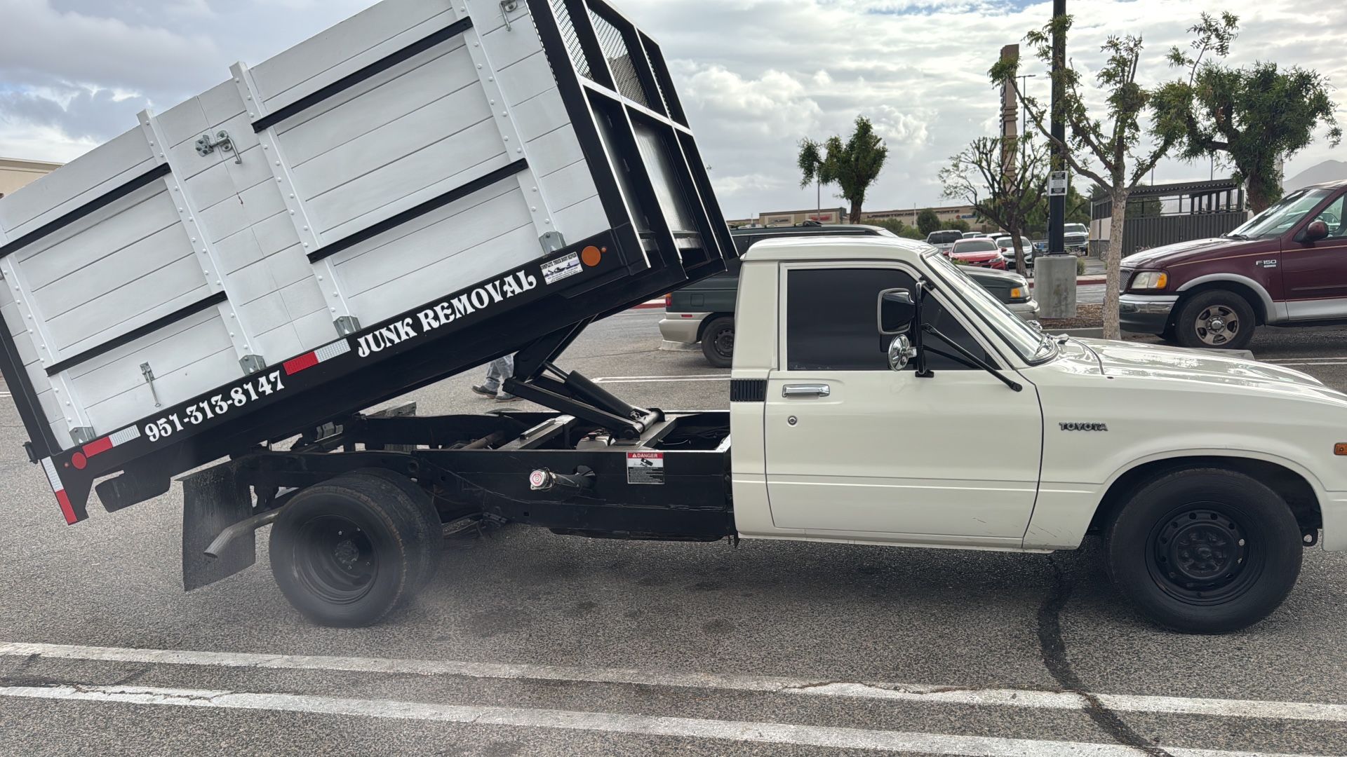 Vendo Toyota Pick Up De Dompe Año 1984 Motor 22R —4 Cilindros Pocas Millas