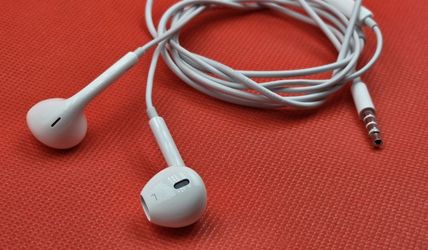 Authentic Apple Wired iPhone iPad IPod Ear Buds | White AIR Buds