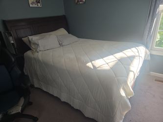 Queen size bedframe
