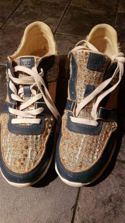 Woman uggs sneakers sz 9 1/2