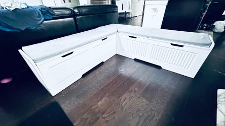 Corner bench