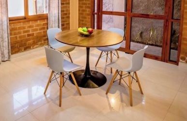 Round Tulip Dining Table with 4 Chairs