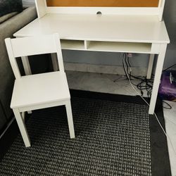Child/Pre-Teen White Desk & Chair set