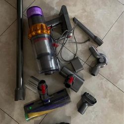 Dyson V15 Detect vacuum + Laser head Illuminates invisible dust