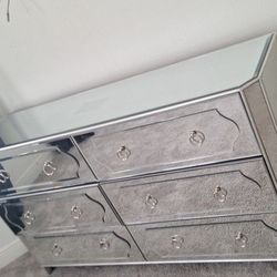 BEDROOM DRESSER 