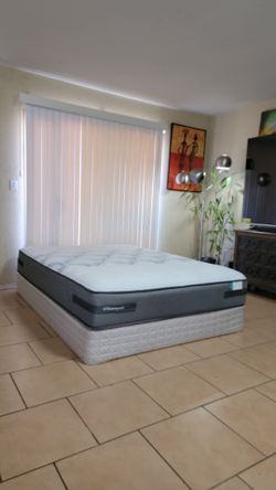 VERY NICE QUEEN SIZE SEALY POSTUREPEDIC MATTRESS AND BOXSPRINGS FOR SALE! IN GREAT CONDITION, FREE DELIVERY