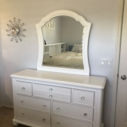 Dresser With Mirror 