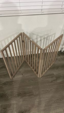 Wood pet gate