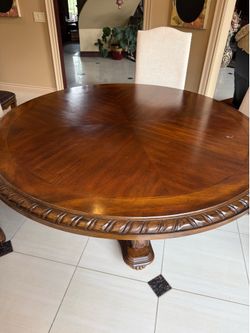 Beautiful Solid Wood Dining Table with 6 Chairs – Excellent Condition