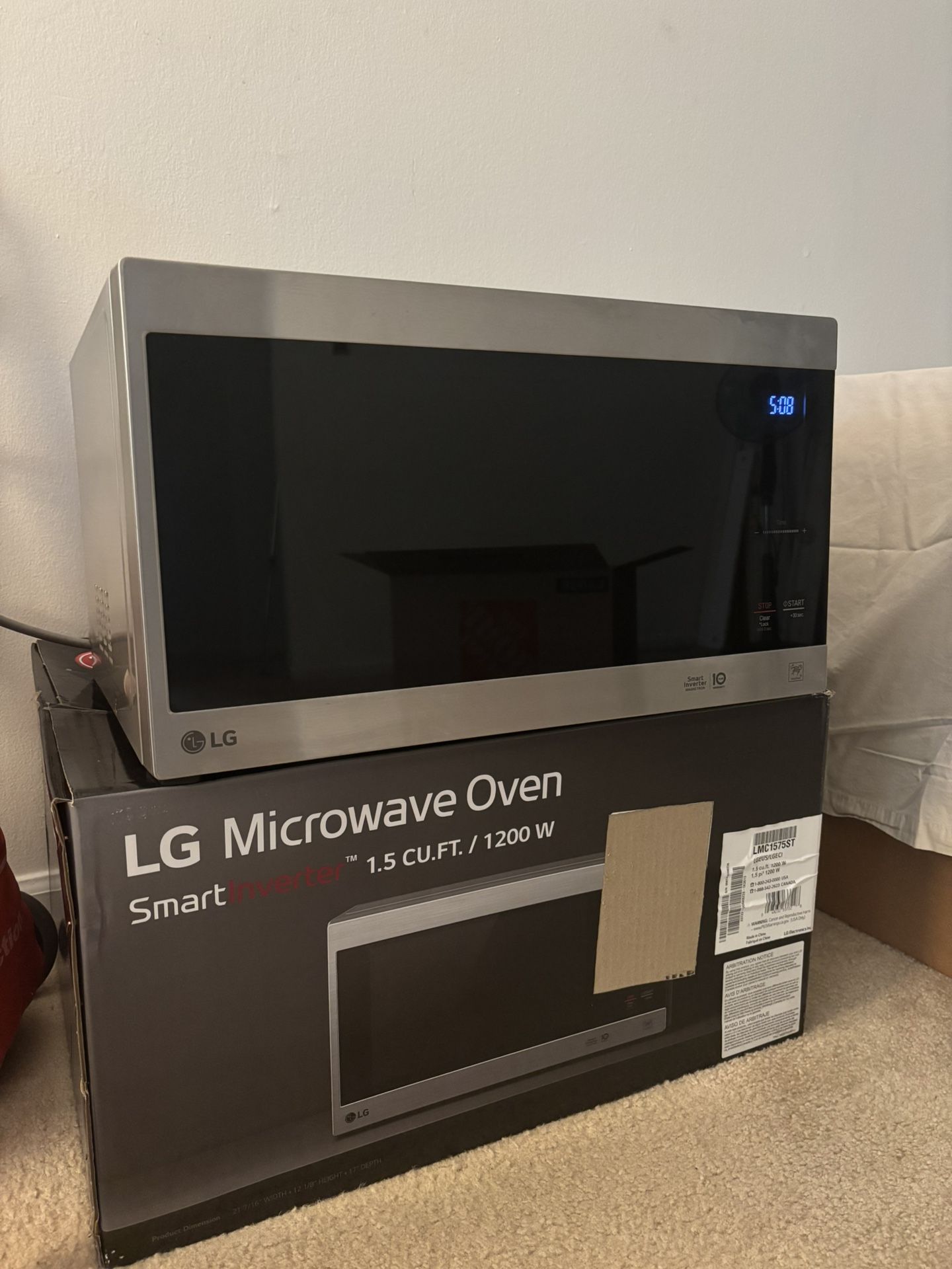 LG 1.5 Cu. Ft. Smart Inverter Microwave – Excellent Condition with Org Box - Must Go