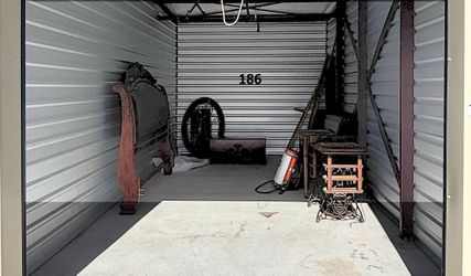 Auction Unit 186 3/6 - Vintage Bedroom Set, Singer Treadle, Cedar Chest