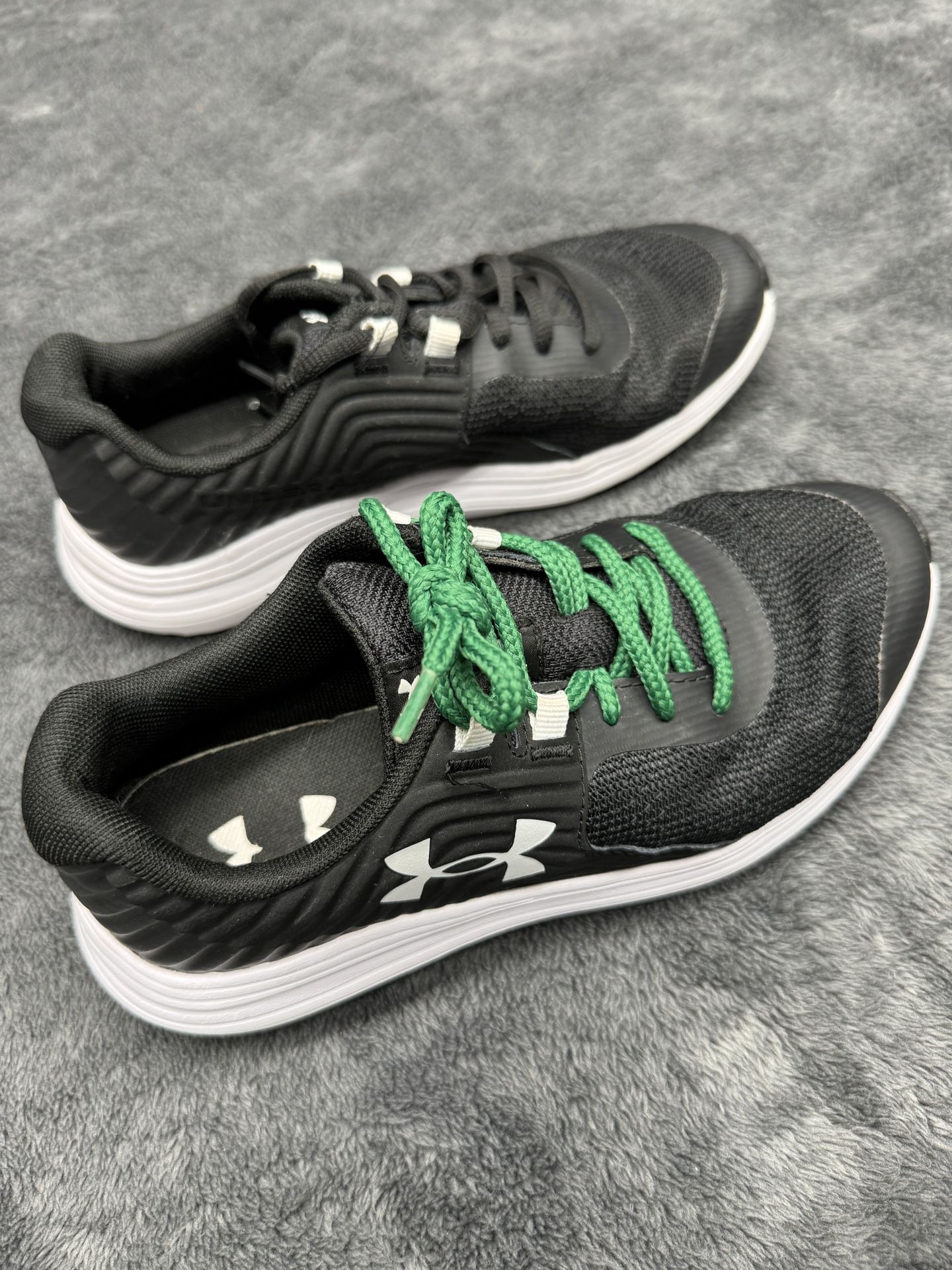 Under Armour Girl’s 3.5 Athletic Shoes in good shape!  