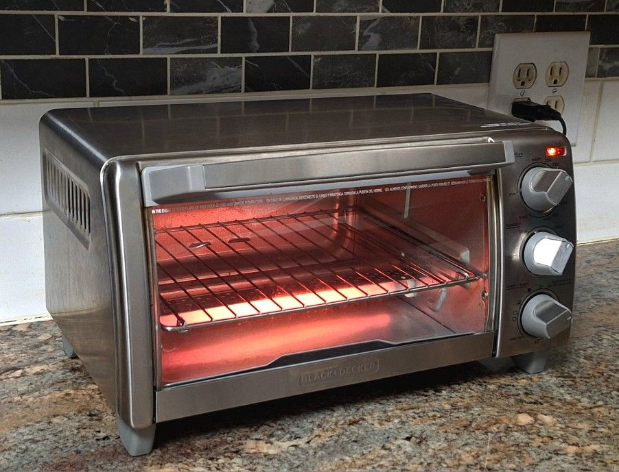 BLACK+DECKER STAINLESS STEEL TOASTER OVEN - GOOD CONDITION